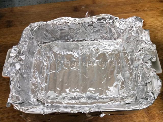 烤盘里铺锡纸，放粘，也可以刷油，任何耐高温的容器都可以。