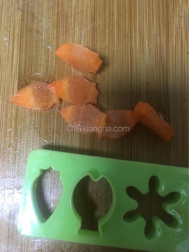 胡萝卜洗净后切大的薄片，用模具压成形状，没模具也可以随意切薄片