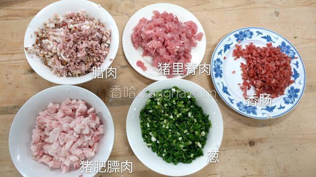 将材料切成丁 肥膘可以再切小一点
香肠和腊肉要提前焯水煮熟，有川豆的话也要焯水，焯水的时候可以加一点油，防止变色氧化