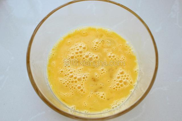 鸡蛋打散备用