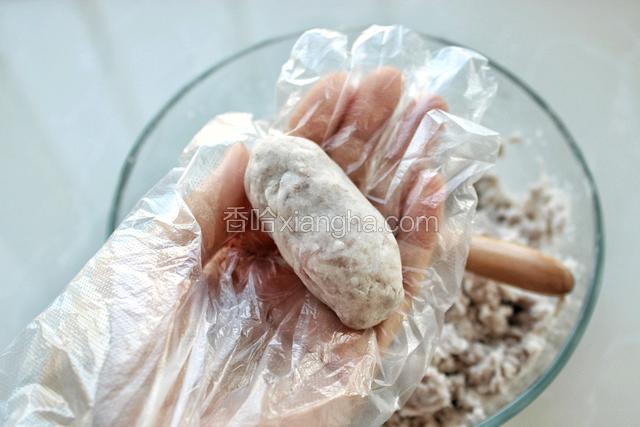 将芋头泥用手捏成适量大小的圆柱形