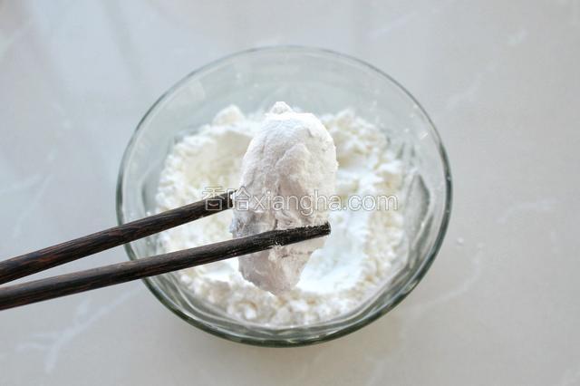 先裹上一层薄淀粉