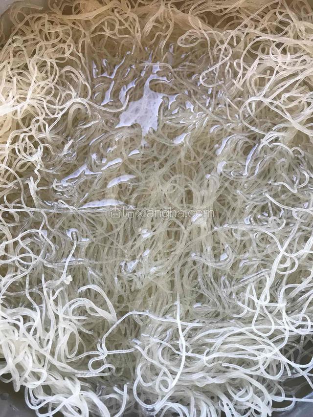 先将米粉放水里浸泡2分钟