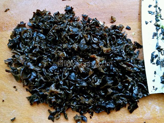 干木耳提前用凉水泡发，洗净后用刀剁细