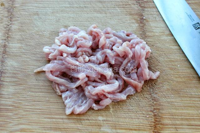 猪肉洗净切丝放入碗中