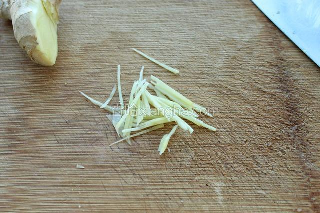 把姜切丝备用