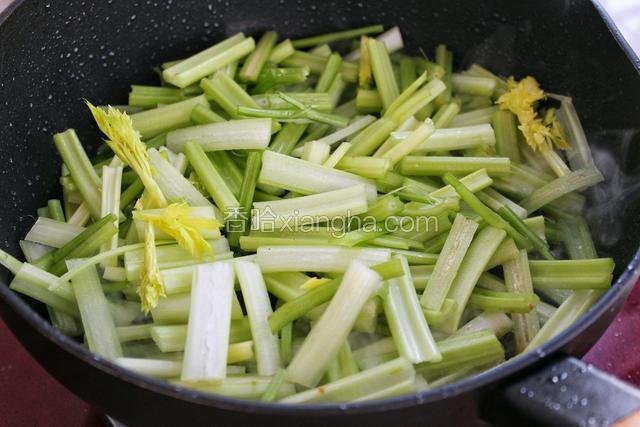 就锅中底油放入芹菜大火翻炒均匀