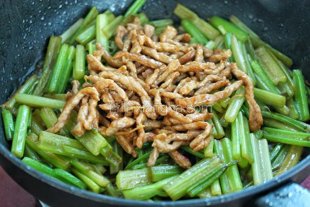 再放入炒好的肉丝