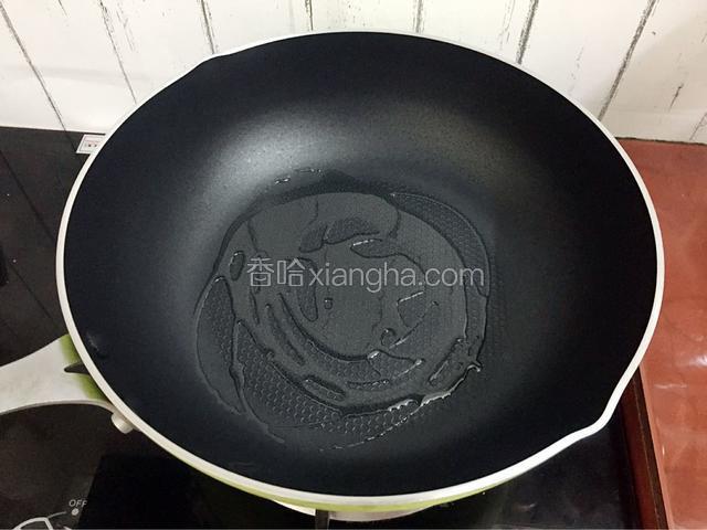 锅中倒入适量的食用油烧热