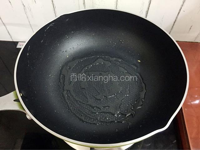 原锅倒入适量的食用油烧热