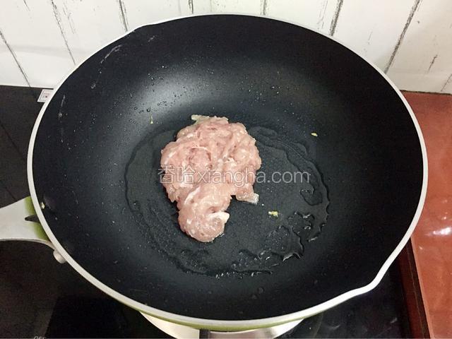 放入猪肉