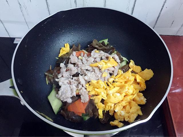 加入猪肉、鸡蛋
