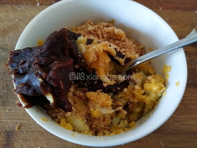 将少许红豆沙混合在红薯泥里
