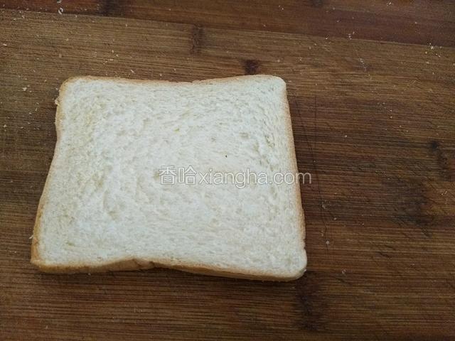 取一个吐司用刀切去四周