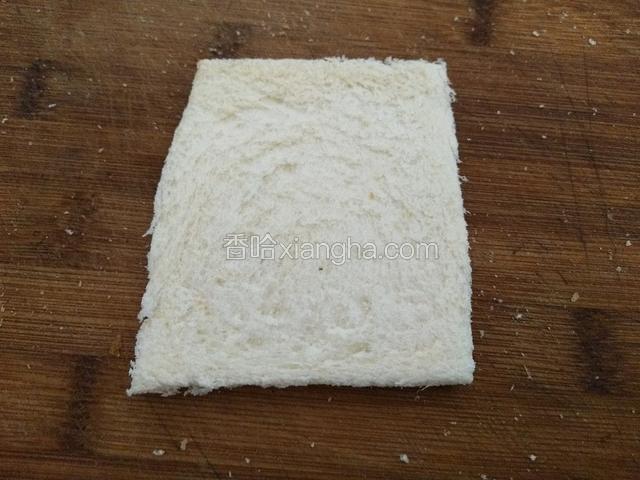 然后用擀面杖将吐司片擀薄，也不要太薄了，太薄了在卷的时候会裂开