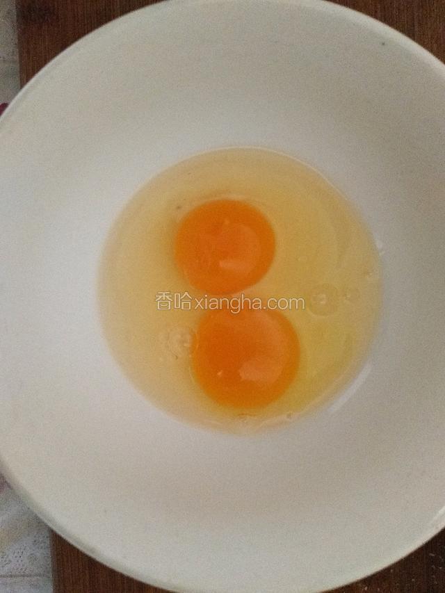 卷好后的样子我忘了拍照，只要将馅料抹均匀了就很好卷的，这时候可以预热电饼档，然后准备两个鸡蛋