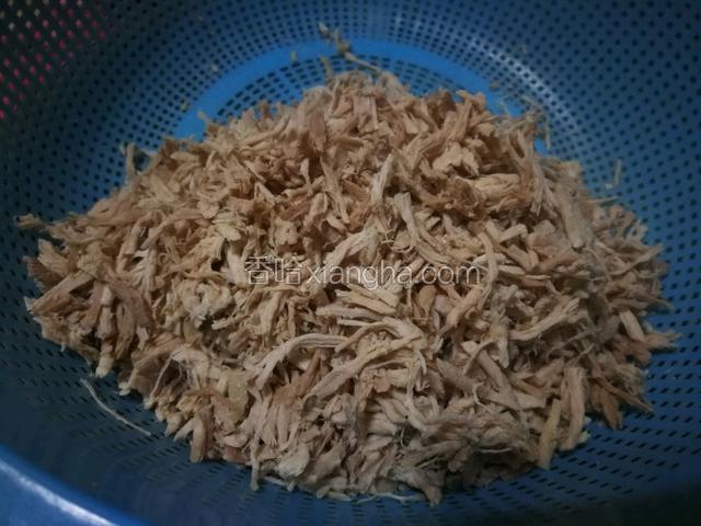 用手撕碎，越细越好。