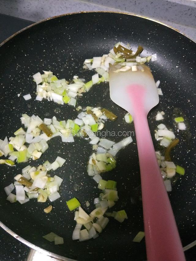 热锅冷油，葱姜蒜煸出香味。