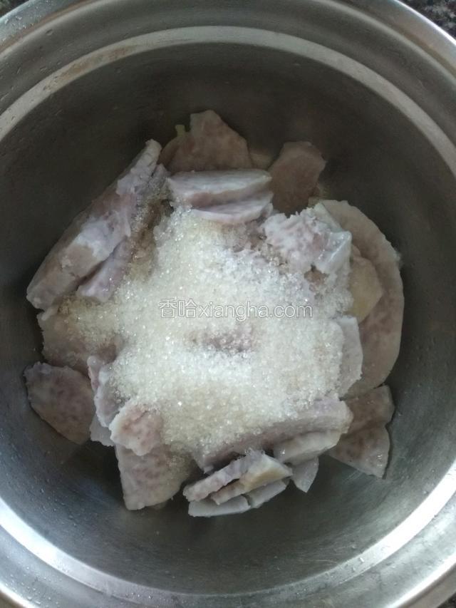 将蒸好的芋头倒入盆中，趁热加入白糖