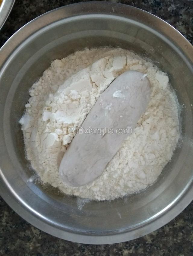 将芋条先粿上一层薄薄的面粉