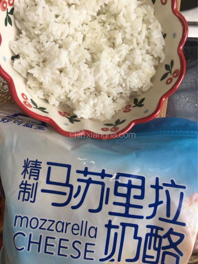 准备好一碗米饭和马苏里拉奶酪