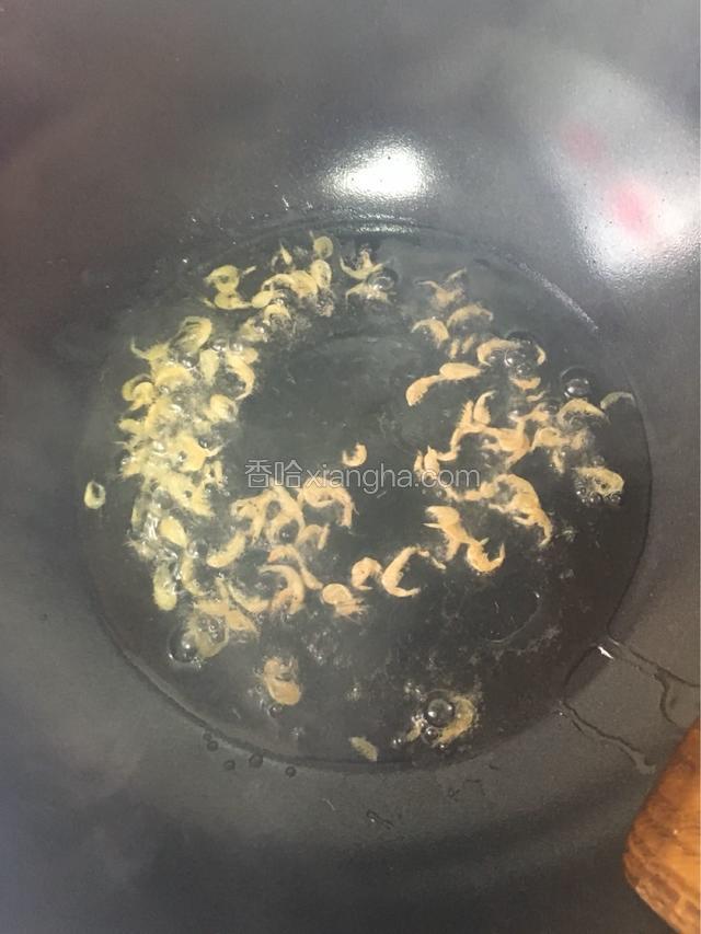 锅内下10克色拉油，油温3成热时下入虾米爆出香味