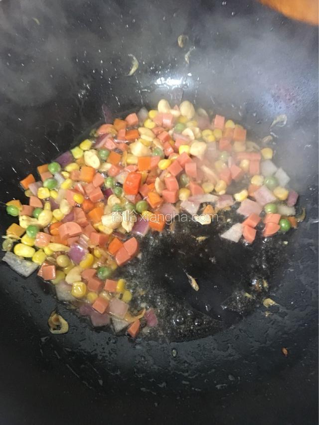 加入少许的盐和胡椒粉翻炒几下