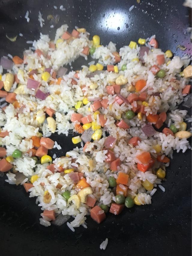 倒入米饭用木铲将米饭炒散