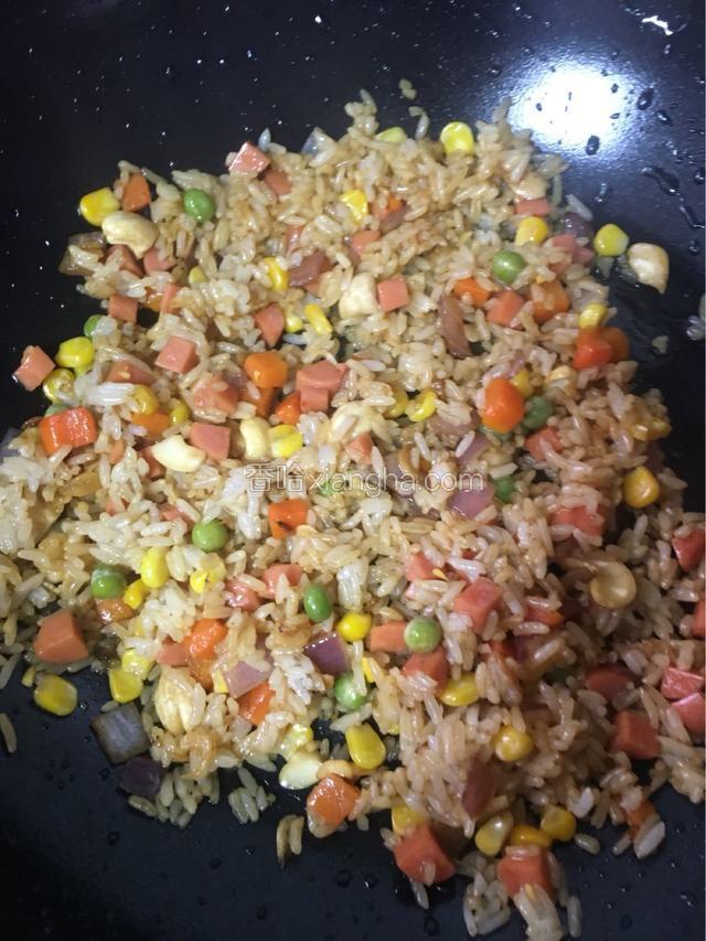 加入少许的味极鲜调味增色，炒拌均匀即可
