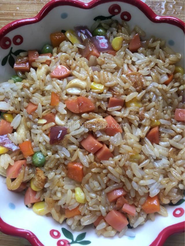 炒好的米饭装入耐高温的碗中