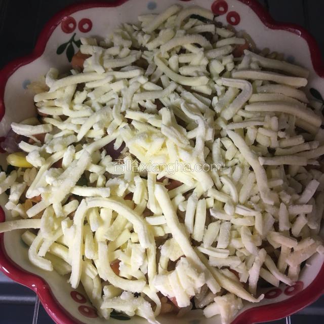 米饭表面均匀的铺上马苏里拉奶酪，覆盖满所有米饭哦