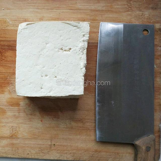 准备一块豆腐，切成1.5厘米的立方块。