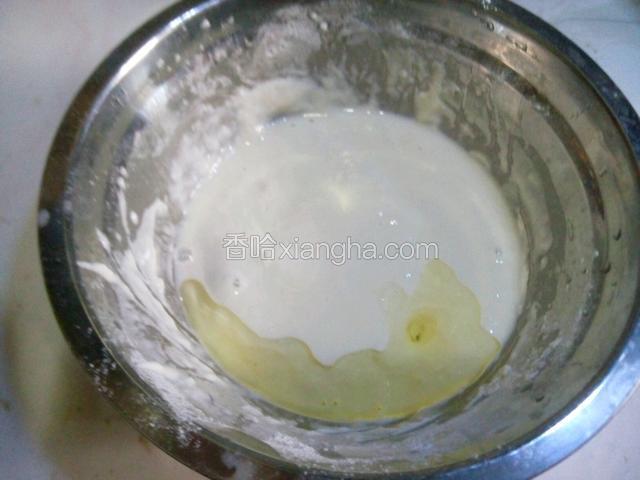 加水调成面糊，再倒入少量油。