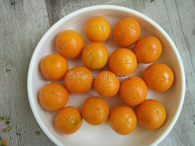 顶部切十字花刀。