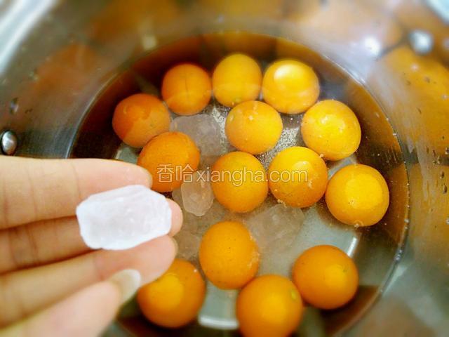 放入锅中加一杯水没过橘子加几粒冰糖。