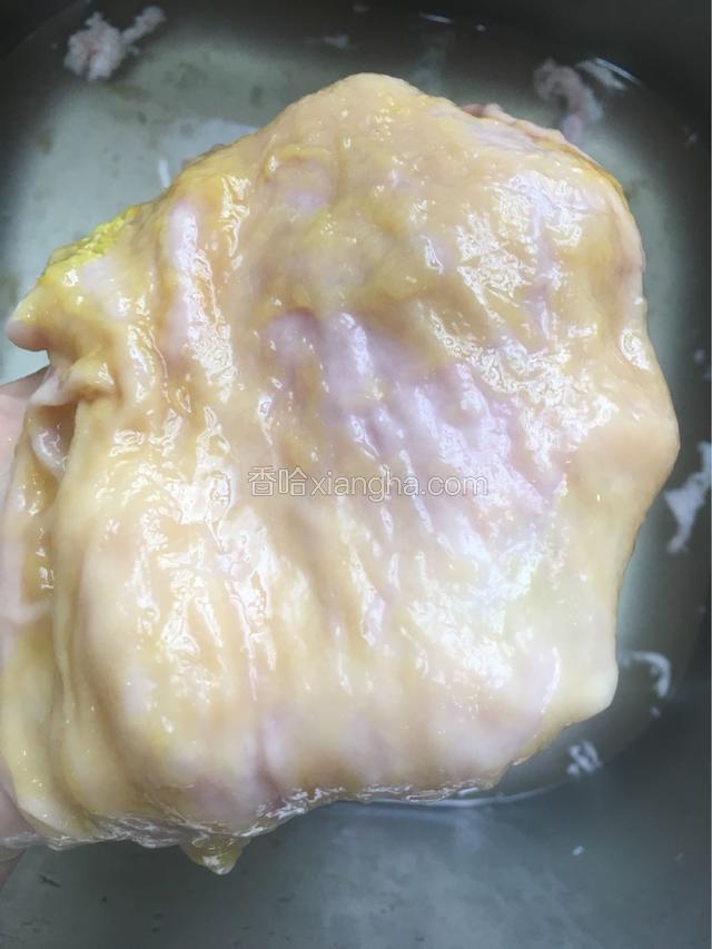 这时可以来准备清洗猪肚了，用剪刀剪去猪肚上的肥油，再把猪肚有黏液的面翻出来，用刀刮去表皮黏液层