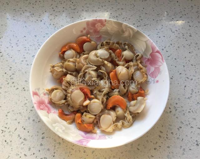 扇贝肉去掉内脏冲洗干净。