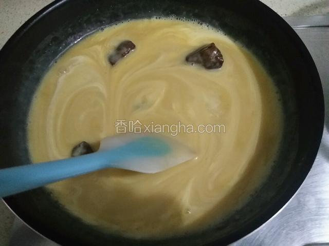 把装有材料的锅放炉罩上，用小火慢慢熬制，同时要用刮刀不停搅拌，以免粘锅。