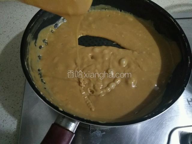 直到锅里的材料全部融化，并浓稠，提起刮刀糖液滴落10秒不消失为好。