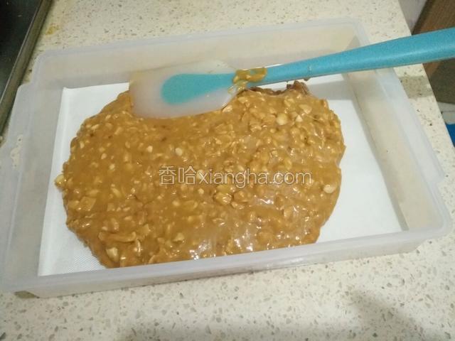 倒入模具里。