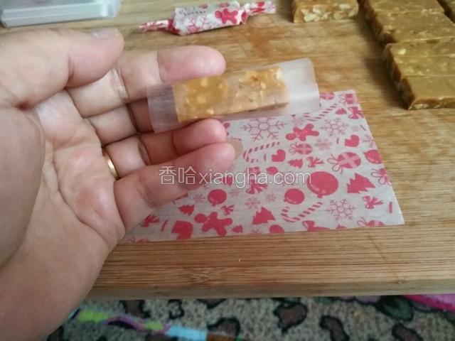 用大米纸先包装一下，在用糖纸包装好。