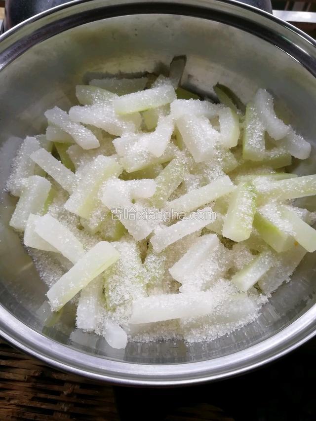 将凉干水份的东瓜和糖一起搅拌圴匀，腌制二天