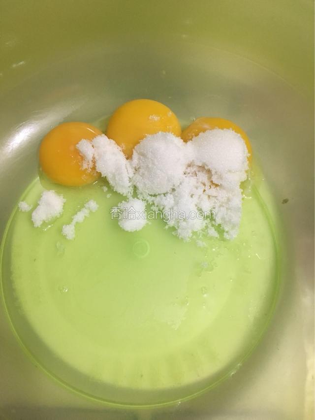 蛋黄中加入白糖，搅拌均匀

这时候可以预热烤箱。我用180度预热的