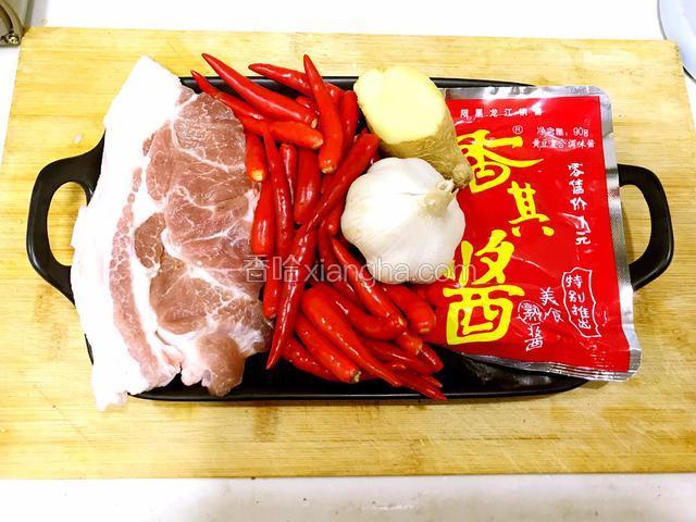 准备猪肉、小米辣、姜、蒜、香其酱。