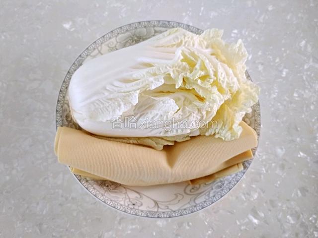 准备豆皮和洗净的白菜心