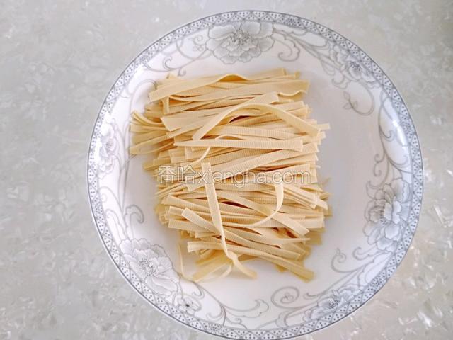 豆皮改刀切成五六公分长的条。