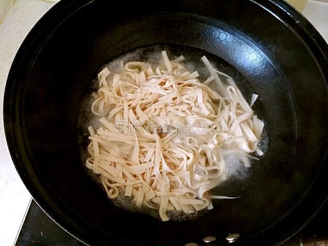 锅中烧开水，将豆皮用水淖一分钟。