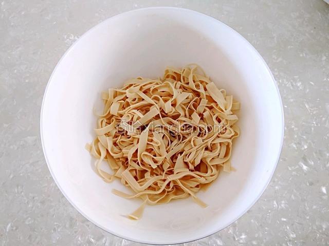 淖水后的豆皮用水过凉，控干水分。
