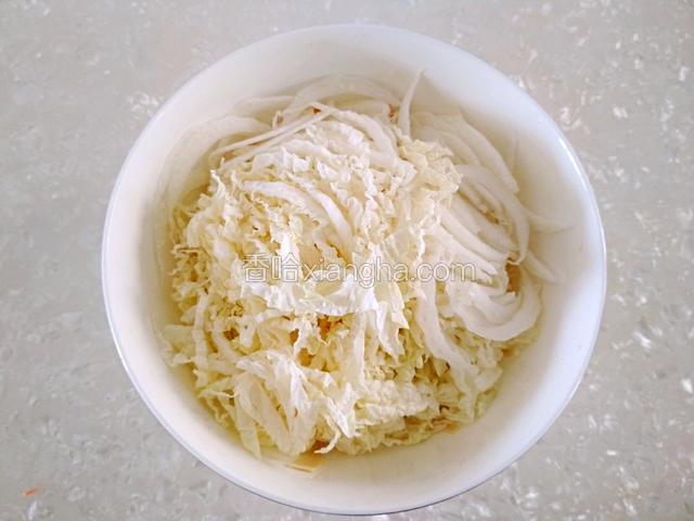 装入盛有豆皮的容器内。