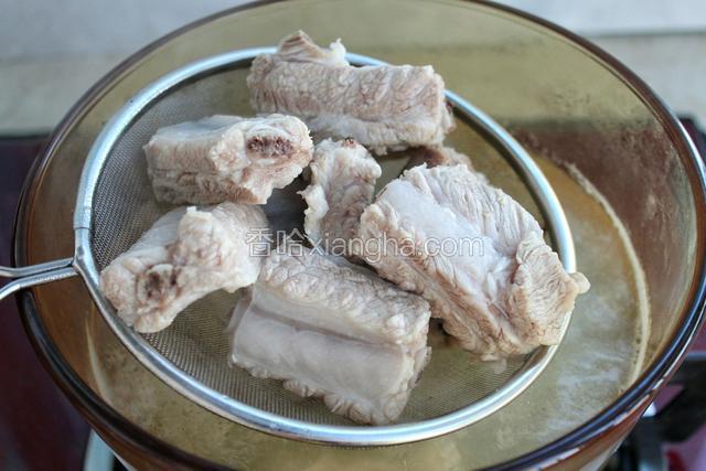 煮开后撇去浮沫，捞出排骨沥干水分